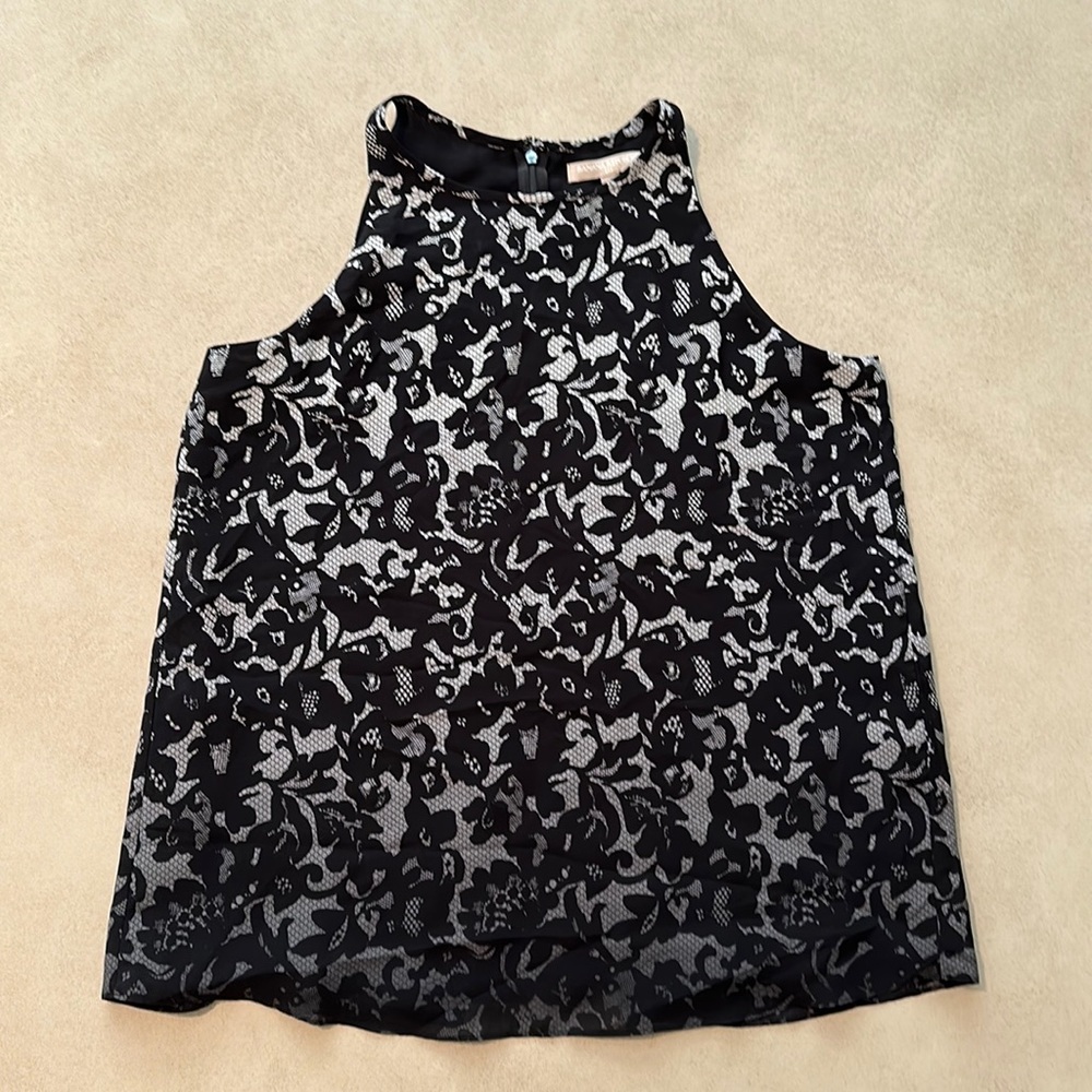 Elegant, sleeveless, flowy blouse in black and shades of gray.